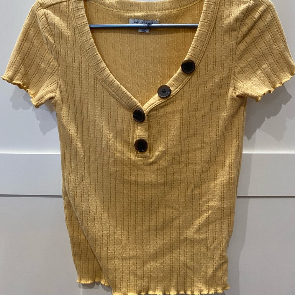 American Eagle yellow tee